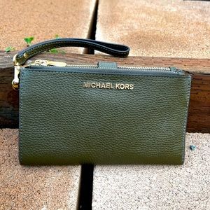 Michael kors wallet wristlet